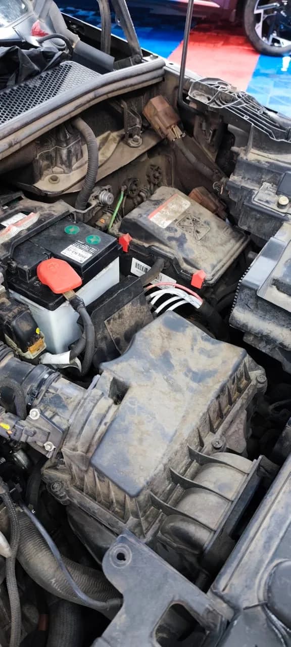 Motor sucio con acumulación de grasa antes del servicio Detailing Marin